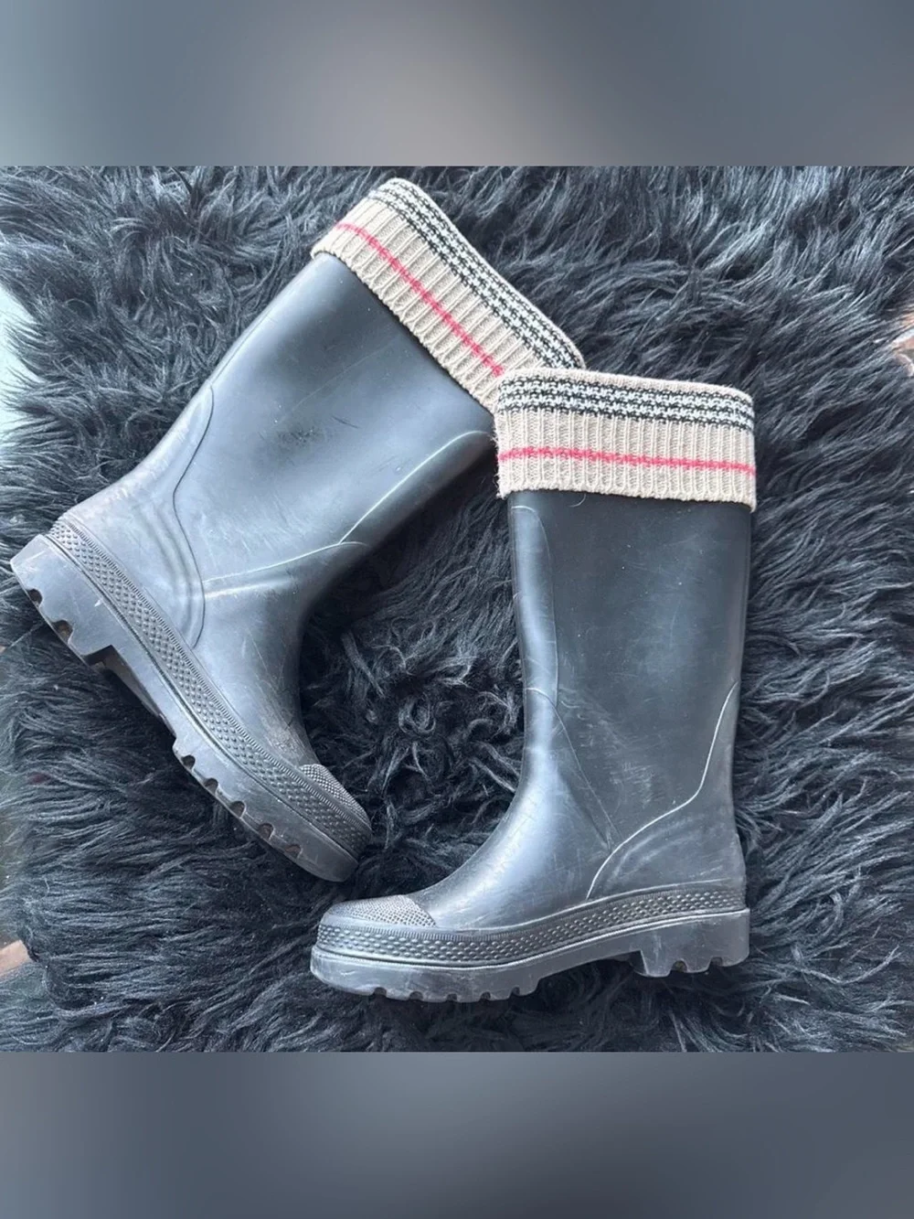 Authentic Burberry boots with knitted classic Burberry print. Size 37